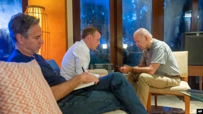 Predsjednik SAD Džo Bajden, državni sekretar Entoni Blinken (L) i savjetnik za nacionalnu bezbjednost Džejk Saliven tokom Bajdenovog telefonskog razgovora sa predsjednikom Poljske Andžejom Dudom (Foto: Adam Schultz/The White House via AP)