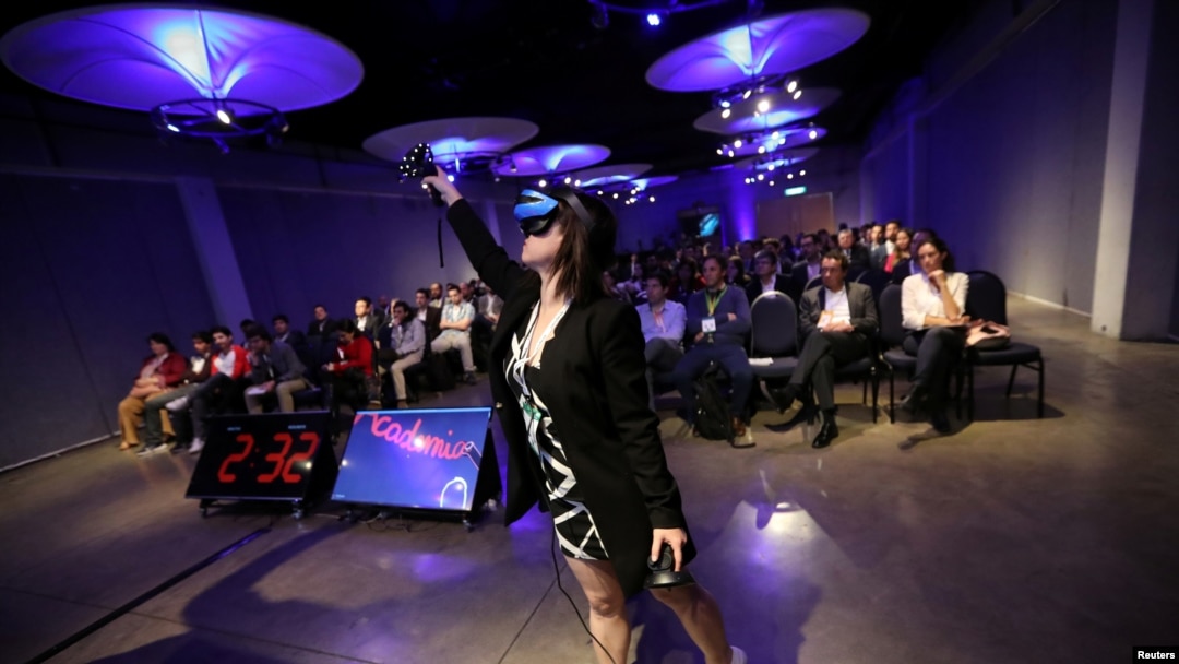 Mujer utiliza un simulador de realidad virtual durante la digitalización del foro del Estado chileno en el 4º Congreso Latinoamericano de Negocios y Tecnología de América Digital en Santiago