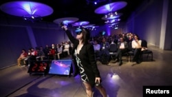 Mujer utiliza un simulador de realidad virtual durante la digitalización del foro del Estado chileno en el 4º Congreso Latinoamericano de Negocios y Tecnología de América Digital en Santiago