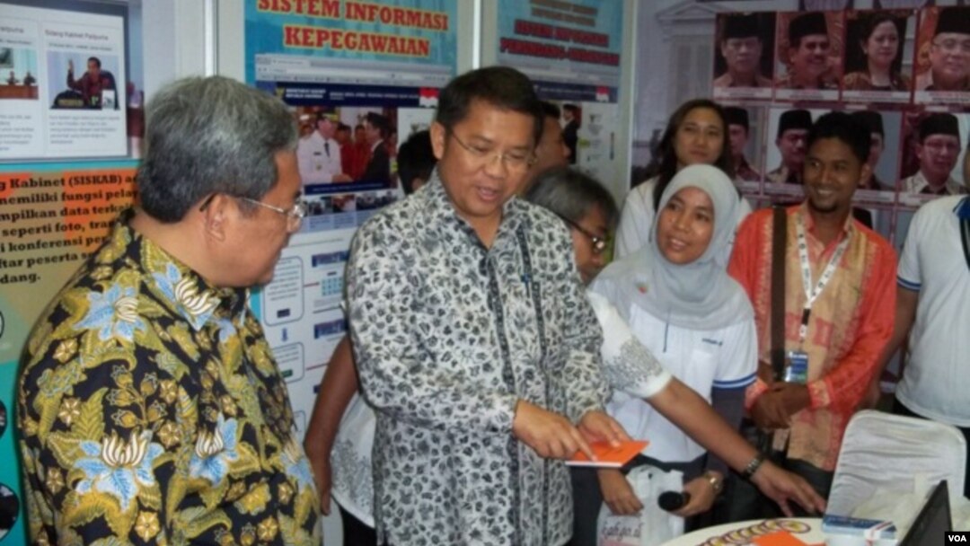 Menteri Komunikasi dan Informatika Rudiantara (tengah) didampingi Gubernur Jawa Barat Ahmad Heryawan dalam kunjungan kerja ke kota Bandung (25/11). (VOA/R. Teja Wulan)