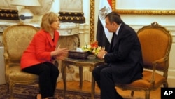 US Secretary of State Hillary Clinton meeting with Egyptian Prime Minister Essam Sharaf in Cairo, March 16, 2011