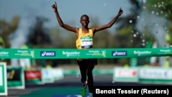 Paul Lonyangata, vainqueur du Marathon de Paris le 9 avril 2017.