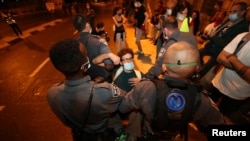 Seorang pedemo ditahan dalam unjuk rasa menentang Perdana Menteri Israel Benjamin Netanyahu karena dugaan korupsi dan penanganan pandemi virus corona (Covid-19), di Yerusalem, 18 Oktober 2020. (Foto: Reuters)