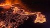 Un volcán en el suroeste de Islandia entró en erupción el 22 de agosto de 2024 por sexta vez desde diciembre, arrojando lava incandescente a través de una nueva fisura en la península de Reykjanes. 