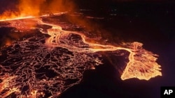 Un volcán en el suroeste de Islandia entró en erupción el 22 de agosto de 2024 por sexta vez desde diciembre, arrojando lava incandescente a través de una nueva fisura en la península de Reykjanes. 