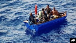 Los balseros cubanos se arriesgan a cruzar el estrecho de la Florida en pequeñas y endebles embarcaciones