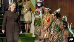 US Secretary of State Hillary Rodham Clinton walks past a group of girls in traditional dress after a meeting with Papua New Guinea Prime Minister Michael Somare in Port Moresby, 03 Nov, 2010.