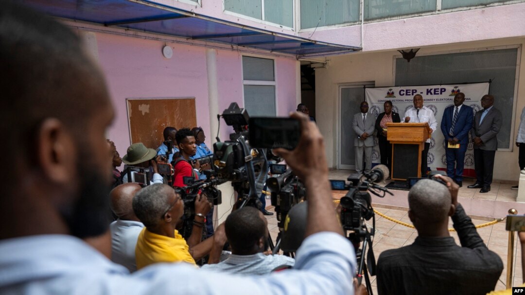 El Primer Ministro haitiano, Garry Conille, responde a una pregunta de un periodista durante una conferencia de prensa en la oficina del Consejo Electoral Provisional en Petionville, Haití, el 18 de junio de 2024.