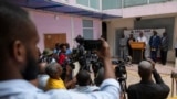 El Primer Ministro haitiano, Garry Conille, responde a una pregunta de un periodista durante una conferencia de prensa en la oficina del Consejo Electoral Provisional en Petionville, Haití, el 18 de junio de 2024.