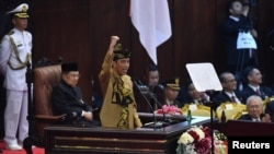 Presiden RI Joko Widodo (Jokowi) mengenakan pakaian adat Sasak NTB saat menyampaikan Pidato Kenegaraan di Gedung DPR/MPR RI, Senayan, Jakarta Pusat, Jumat, 16 Agustus 2019. (Foto: Antara Foto/Sigid Kurni)