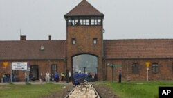 Lối vào trại tập trung Auschwitz, ngày 1 tháng 5 năm 2008.