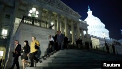 Sejumlah anggota Kongres AS meninggalkan Gedung Kongres Capitol Hill setelah pengambilan suara untuk memutuskan dibukanya kembali penutupan pemerintah federal, 16/10/2013. Kinerja aggota kongres saat ini dinilai terburuk. 