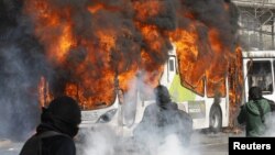 Un bus del transporte público de Santiago se incendia producto de la acción de desconocidos.