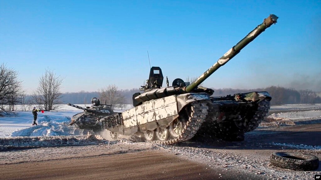 俄罗斯国防部提供的照片显示俄罗斯陆军坦克在军演后返回驻地。俄罗斯总统普京2月15日表示，俄罗斯已决定从乌克兰边境地区撤走部分部队，但西方领导人仍有疑虑。(photo:VOA)