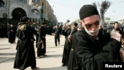 Peziarah Syiah Irak melakukan prosesi Ashura di Karbala tahun lalu (foto: dok).
