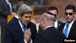 Ngoại trưởng Mỹ John Kerry tại một buổi lễ đặt vòng hoa đánh dấu ngày tưởng nhớ các nạn nhân Holocaust tại Yad Vashem, Jerusalem, ngày 8/4/2013.