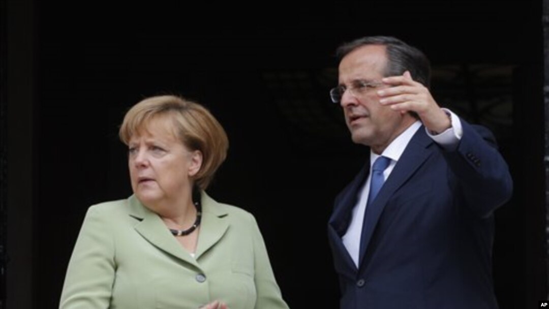 PM Yunani Antonis Samaras (kanan) saat menerima kunjungan Kanselir Jerman Angela Merkel di Athena (9/10). Perundingan Yunani dengan kreditor internasional masih macet. 