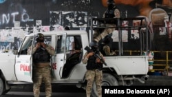 Policia haitiane nën një mbikalim në Port-au-Prince, Haiti (12 korrik 2021)