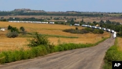 Грузовики с гуманитарной помощью из России двигаются в сторону Луганска. Украина. 22 августа 2014 г.