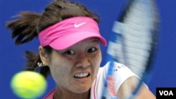 Li Na mengembalikan bola dalam pertandingan China Open (2/10).