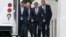 Los senadores republicanos Ted Cruz, John McCain, David Vitter y Richard Shelby, salen de la Casa Blanca bajo la lluvia tras el encuentro con el presidente Obama.