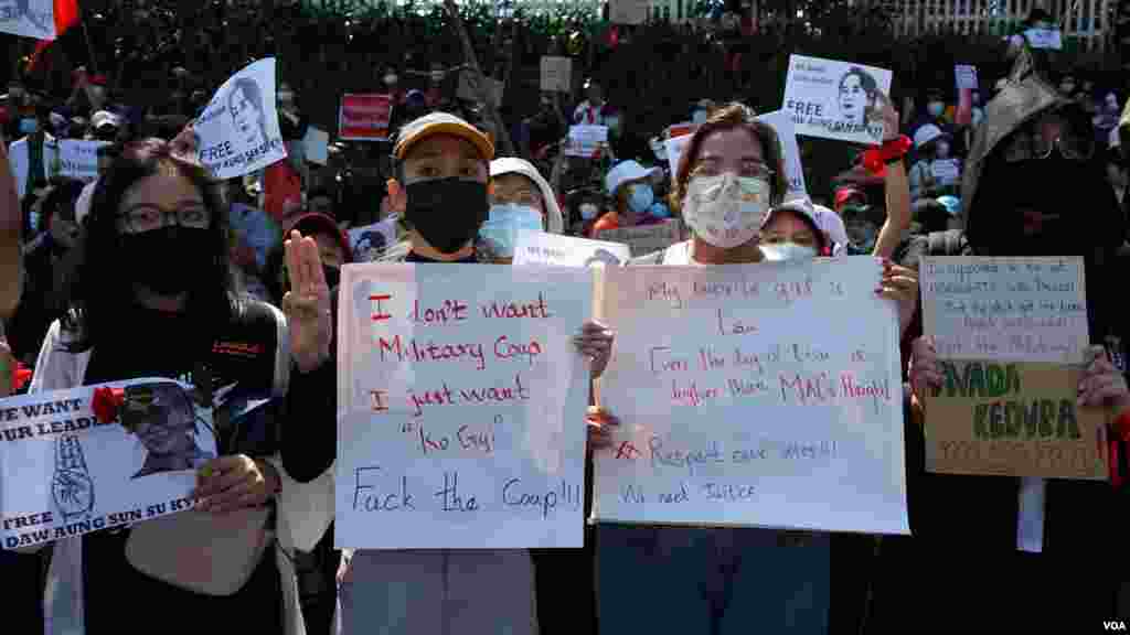 ရန်ကုန်မြို့ရှိ အမေရိကန်သံရုံးရှေ့ စစ်အာဏာသိမ်း ဆန့်ကျင် ဆန္ဒပြ မြင်ကွင်း။ 