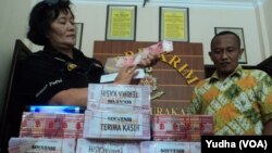 Polisi Solo bongkar sindikat pengedar uang palsu senilai 1,2 Milyar rupiah, 26 Desember 2014 (Foto: VOA/Yudha).