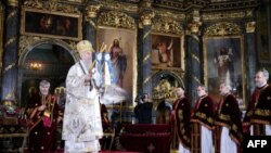 Srpski patrijarh Irinej služi svetu Bozicnu liturgiju u Sabornoj crkvi u Beogradu, u prisusutvu mnogobrojnih gradjana i državnih zvaničnika.