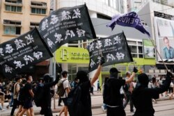 Manifestantes desfilan con banderas demandando la independencia de Hong Kong el 1 de julio de 2020.