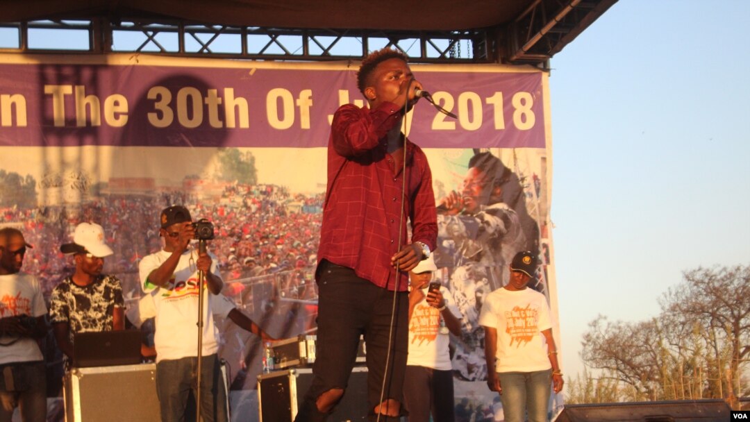 Zimbabwe's dance hall singer Killer T at the “Go Out and Vote” campaign in Mbare, one of the poverty-stricken townships in Harare, singing about the importance of youth participation in all democratic processes of the southern African nation, July 27, 2018. 