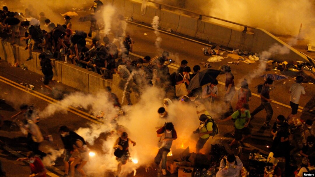 Polisi Hong Kong menembakkan gas air mata untuk membubarkan aksi demonstrasi di komplek gedung pemerintahan, Minggu (28/9).