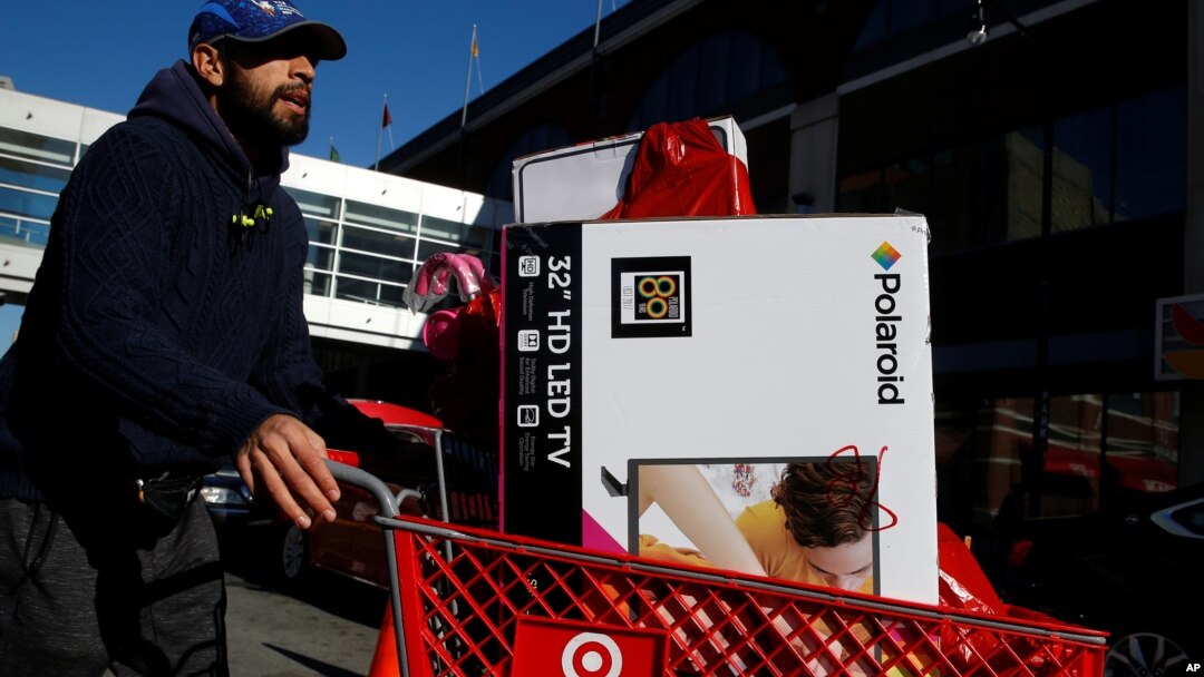 Seorang pria berbelanja barang-barang elektronik pada "Black Friday" di Brooklyn, New York (24/11).