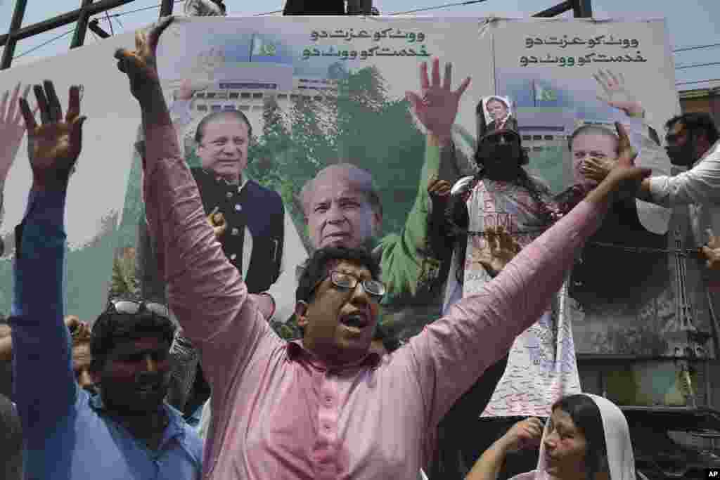 مسلم لیگ (ن) کے جذباتی کارکن لاہور کی لوہاری مسجد کے باہر نعرے بازی کر رہے ہیں۔
