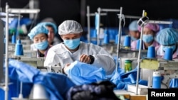 중국 신장 자치구 우루무치의 의료 관련 제품 공장 근로자들이 작업을 진행하고 있다. (자료사진)