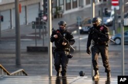 FILE - Polisi berpatroli di Antwerpen, Belgia, 4 Februari 2021. (AP/Virginia Mayo)