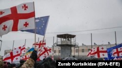 Акция протеста в поддержу лидера грузинской партии ЕНД Ники Мелия у тюрьмы в Рустави. 24 февраля 2021