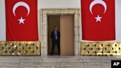 Les portes de cuivre cassées du parlement turc attaqué pendant le coup d'Etat militaire à Ankara, en Turquie, le mardi 19 juillet 2016.