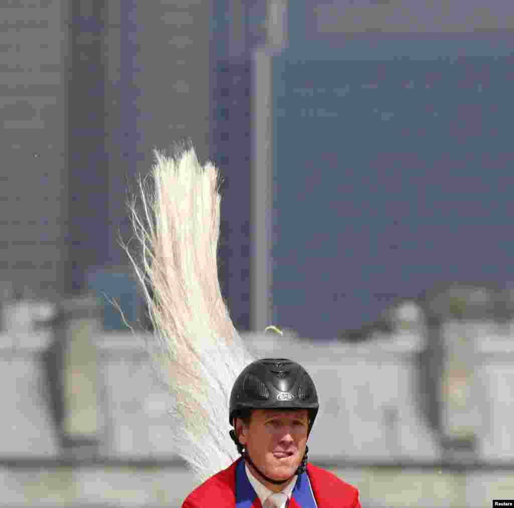 El estadounidense Mclain Ward muestra lo que es una verdadera cola de caballo.