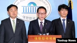 한국 새누리당 김도읍(가운데), 더불어민주당 박완주(오른쪽), 국민의당 김관영 원내수석부대표가 14일 국회 정론관에서 최순실 국정농단 의혹 사건에 대한 별도의 특별검사법에 합의한 내용을 발표하고 있다.