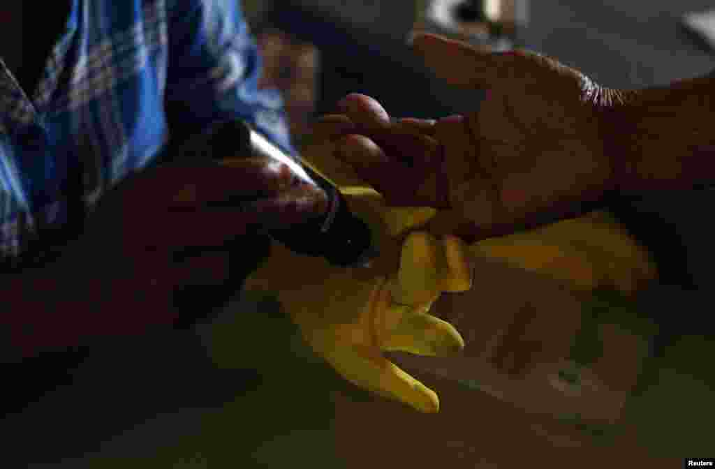 A man gets his finger inked after casting his vote in Catacamas, Honduras, Nov. 24, 2013. 