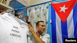 Foto de archivo de José Daniel Ferrer, líder la Unión Patriótica de Cuba (UNPACU), el grupo disidente más grande del país, mientras sostiene una camiseta con un eslogan que reza "Dios, Patria, Libertad".