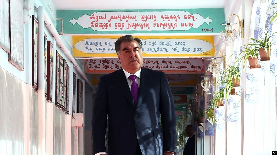 Presiden Tajikistan Emomali Rakhmon tiba di sebuah tempat pemungutan suara di Dushanbe, Tajikistan (22/5). 