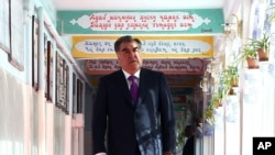 Presiden Tajikistan Emomali Rakhmon tiba di sebuah tempat pemungutan suara di Dushanbe, Tajikistan (22/5). 