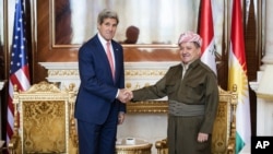 Presiden Kurdi Massoud Barzani (kanan) berjabat tang an dengan Menlu AS John Kerry di Istana Kepresidenan di Irbil, Irak (24/6).