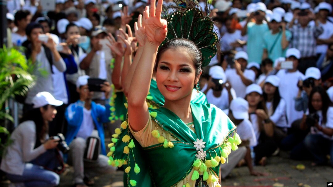 Warga Kamboja pendukung oposisi menggelar peringatan hari HAM di Phnom Penh, hari Selasa (10/12). 