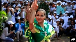 Warga Kamboja pendukung oposisi menggelar peringatan hari HAM di Phnom Penh, hari Selasa (10/12). 