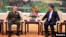 Ketua Gabungan Kepala Staf Angkatan Bersenjata AS Joseph Dunford (kiri) bertemu Presiden China Xi Jinping di Beijing, Kamis (17/8). 