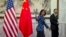 2014年9月8日美国国家安全顾问苏珊·赖斯（左）和中国国务委员杨洁篪星期一在中国北京钓鱼台国宾馆