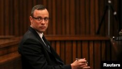 Pistorius khai vô tội đối với những cáo trạng rằng anh cố tình giết chết bạn gái người mẫu Reeva Steenkamp.