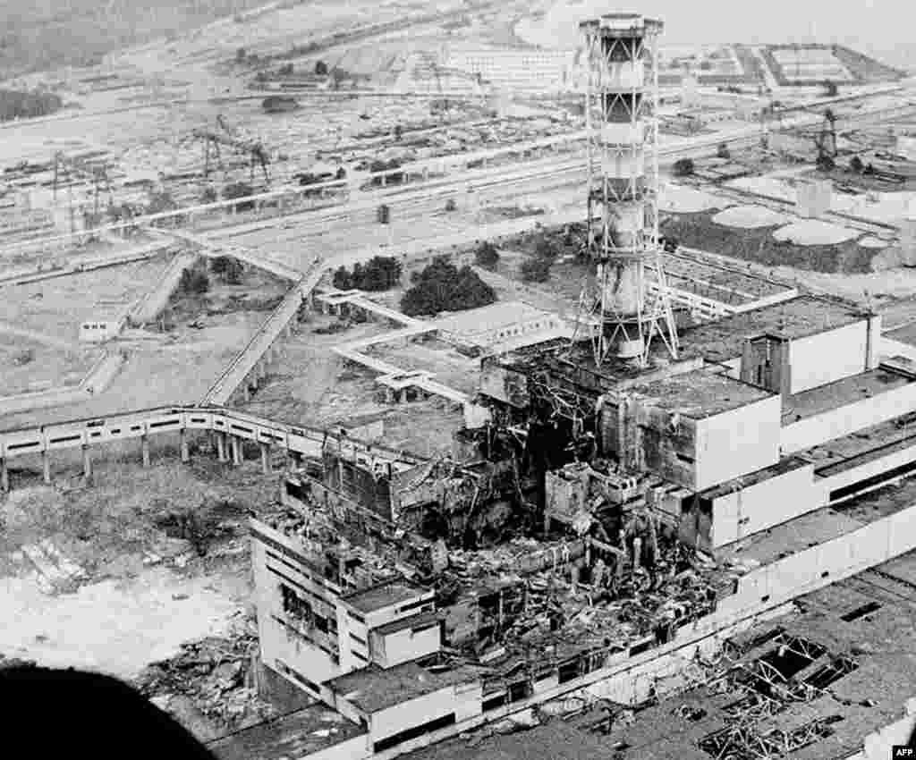 Фотография Чернобыльской АЭС, сделанная через два дня после взрыва, апрель 1986г.